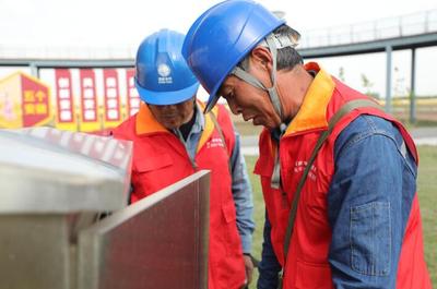 8月22日,國網濉溪縣供電公司皖美黨員服務隊為五溝鎮高標準農田灌溉檢查用電設施。 趙逸倫攝